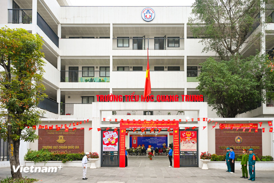 Người dân Thủ đô rạng rỡ đi bỏ phiếu trong 'ngày hội non sông' của cả nước- Ảnh 12.