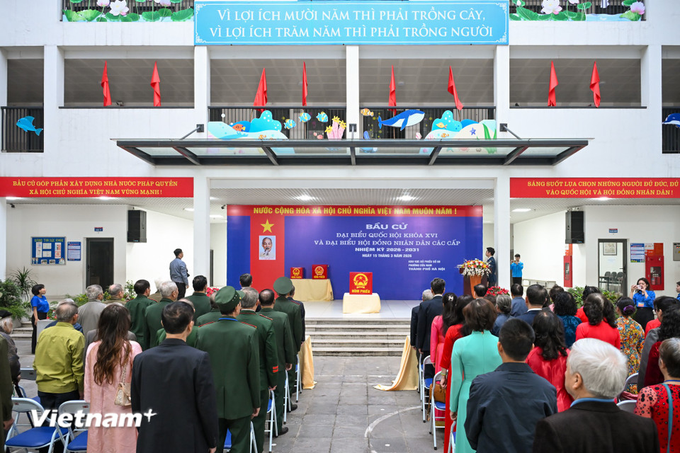 Người dân Thủ đô rạng rỡ đi bỏ phiếu trong 'ngày hội non sông' của cả nước- Ảnh 13.