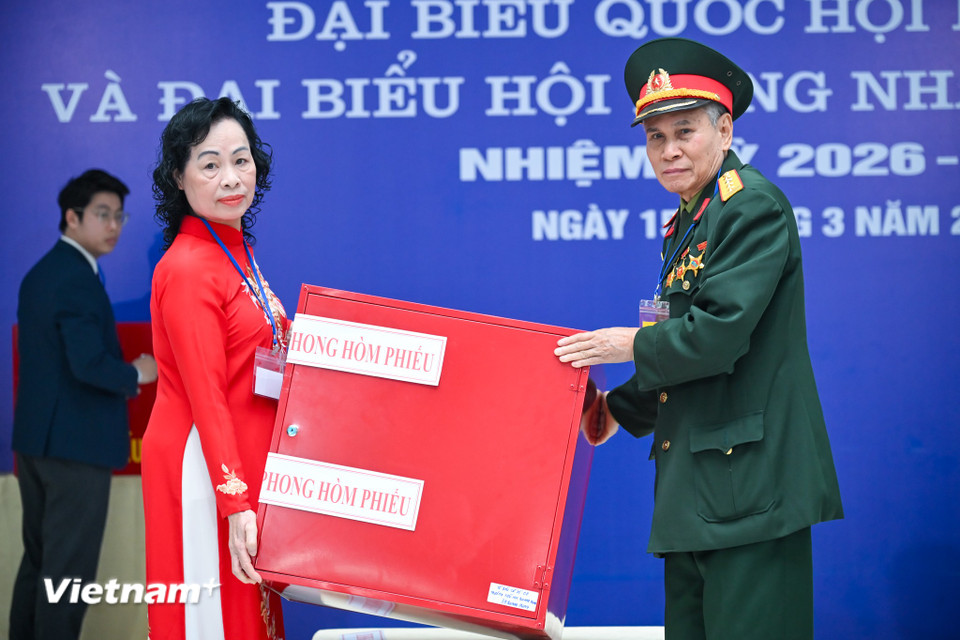 Người dân Thủ đô rạng rỡ đi bỏ phiếu trong 'ngày hội non sông' của cả nước- Ảnh 14.