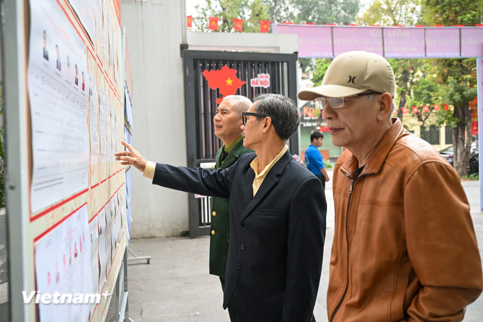 Người dân Thủ đô rạng rỡ đi bỏ phiếu trong 'ngày hội non sông' của cả nước- Ảnh 15.