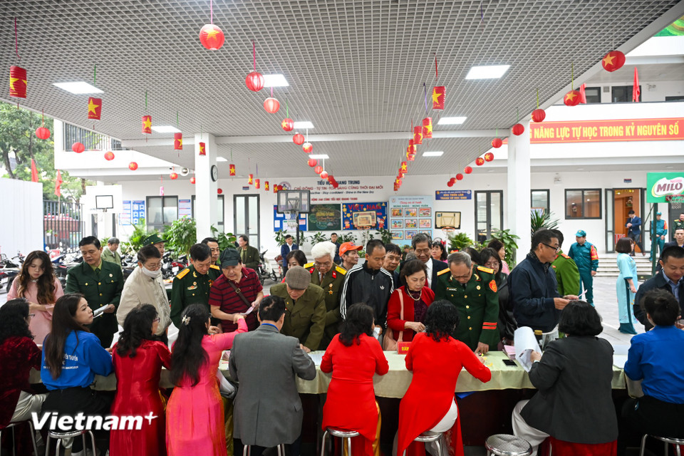 Người dân Thủ đô rạng rỡ đi bỏ phiếu trong 'ngày hội non sông' của cả nước- Ảnh 16.