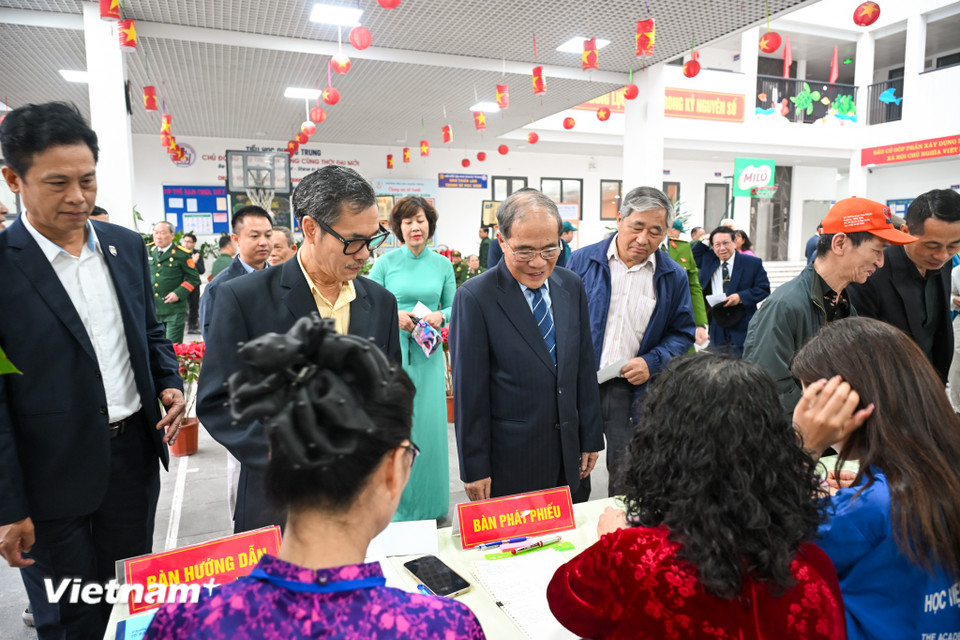Người dân Thủ đô rạng rỡ đi bỏ phiếu trong 'ngày hội non sông' của cả nước- Ảnh 17.