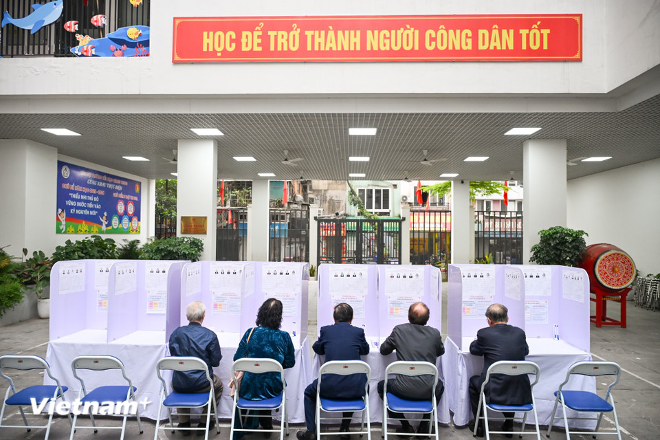 Người dân Thủ đô rạng rỡ đi bỏ phiếu trong 'ngày hội non sông' của cả nước- Ảnh 18.