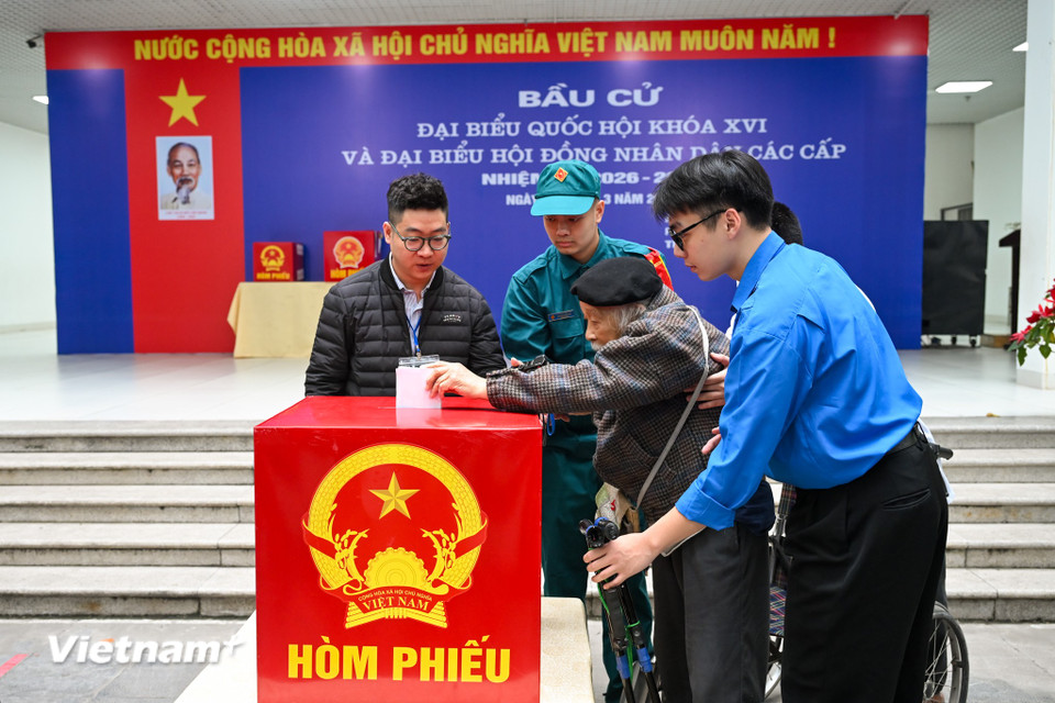 Người dân Thủ đô rạng rỡ đi bỏ phiếu trong 'ngày hội non sông' của cả nước- Ảnh 20.