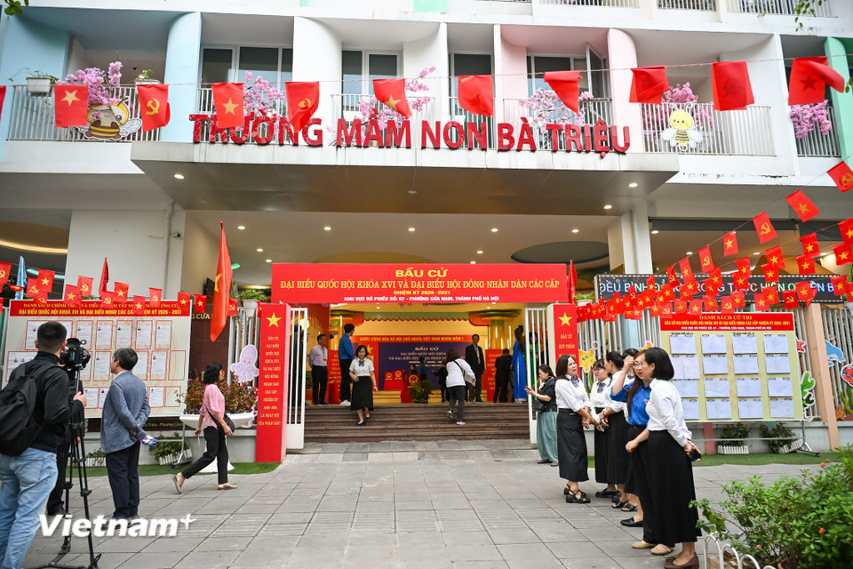 Người dân Thủ đô rạng rỡ đi bỏ phiếu trong 'ngày hội non sông' của cả nước- Ảnh 21.