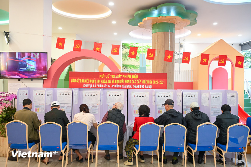 Người dân Thủ đô rạng rỡ đi bỏ phiếu trong 'ngày hội non sông' của cả nước- Ảnh 22.