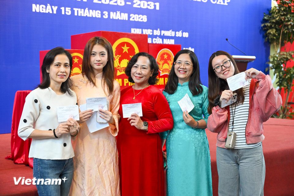 Người dân Thủ đô rạng rỡ đi bỏ phiếu trong 'ngày hội non sông' của cả nước- Ảnh 3.