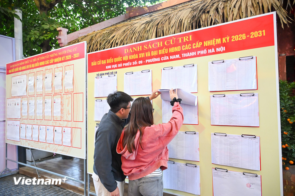 Người dân Thủ đô rạng rỡ đi bỏ phiếu trong 'ngày hội non sông' của cả nước- Ảnh 4.