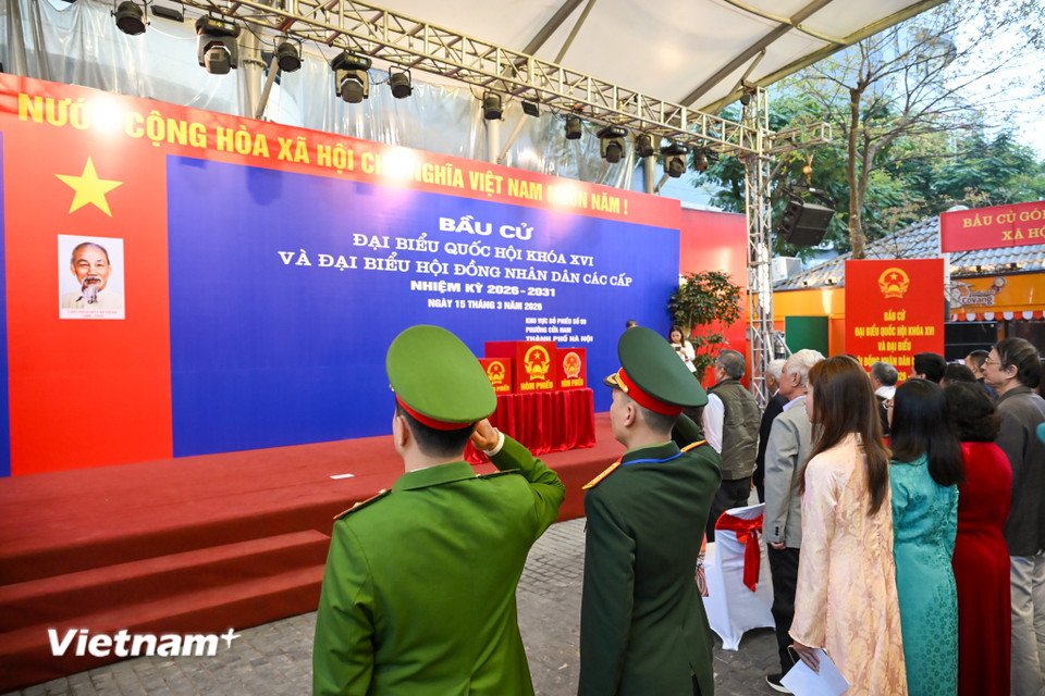 Người dân Thủ đô rạng rỡ đi bỏ phiếu trong 'ngày hội non sông' của cả nước- Ảnh 5.