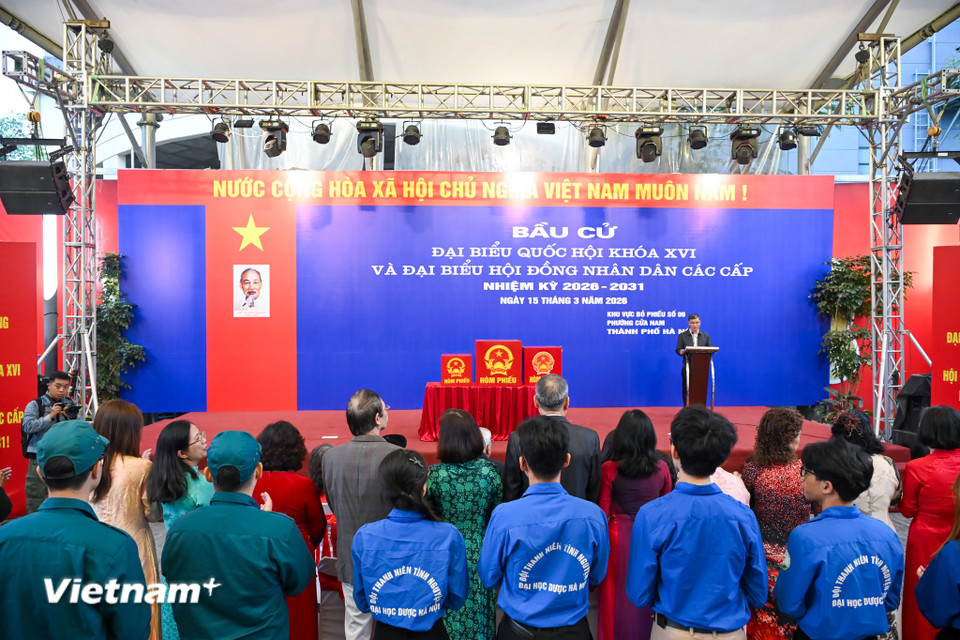 Người dân Thủ đô rạng rỡ đi bỏ phiếu trong 'ngày hội non sông' của cả nước- Ảnh 6.