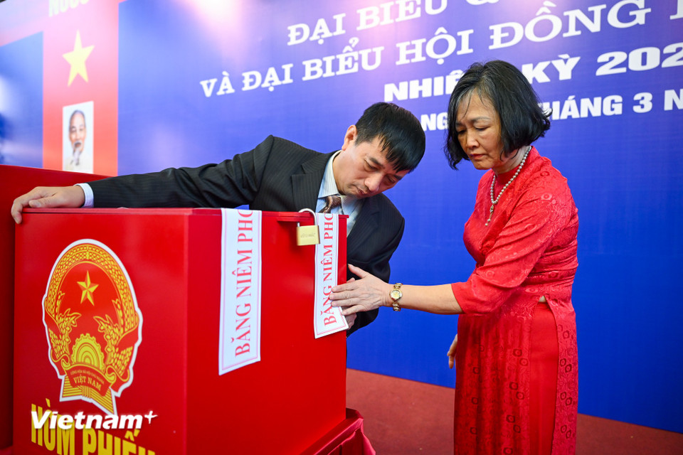 Người dân Thủ đô rạng rỡ đi bỏ phiếu trong 'ngày hội non sông' của cả nước- Ảnh 7.