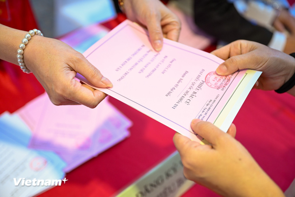 Người dân Thủ đô rạng rỡ đi bỏ phiếu trong 'ngày hội non sông' của cả nước- Ảnh 8.