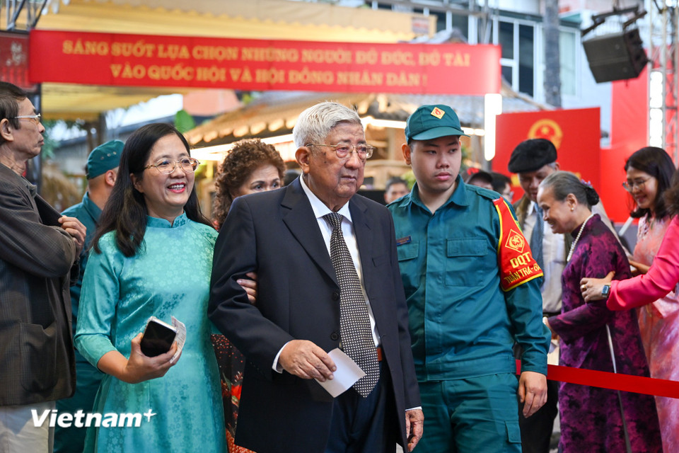 Người dân Thủ đô rạng rỡ đi bỏ phiếu trong 'ngày hội non sông' của cả nước- Ảnh 9.