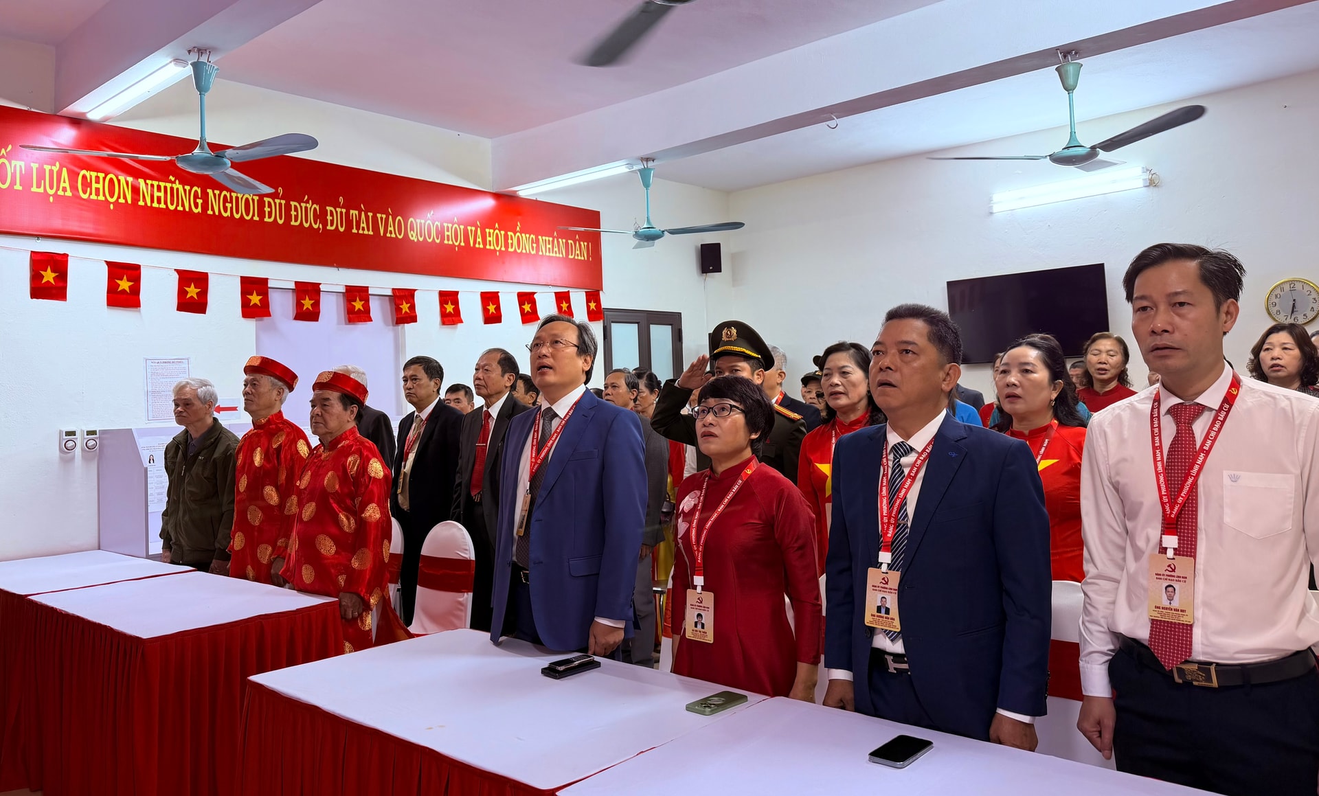 Cử tri phường Lĩnh Nam nô nức đi bầu cử từ sáng sớm- Ảnh 2.