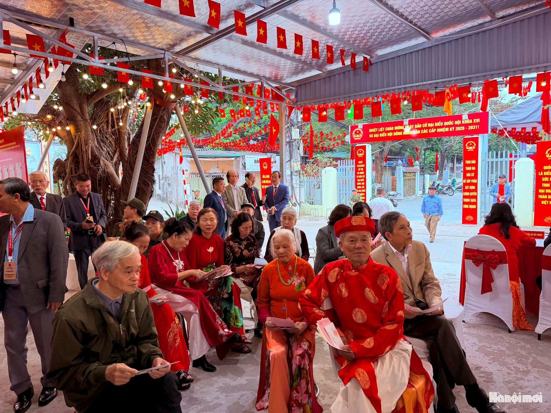 Cử tri phường Lĩnh Nam nô nức đi bầu cử từ sáng sớm- Ảnh 1.