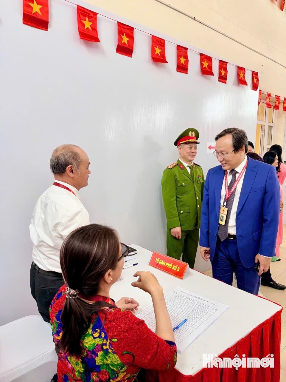 Cử tri phường Lĩnh Nam nô nức đi bầu cử từ sáng sớm- Ảnh 3.