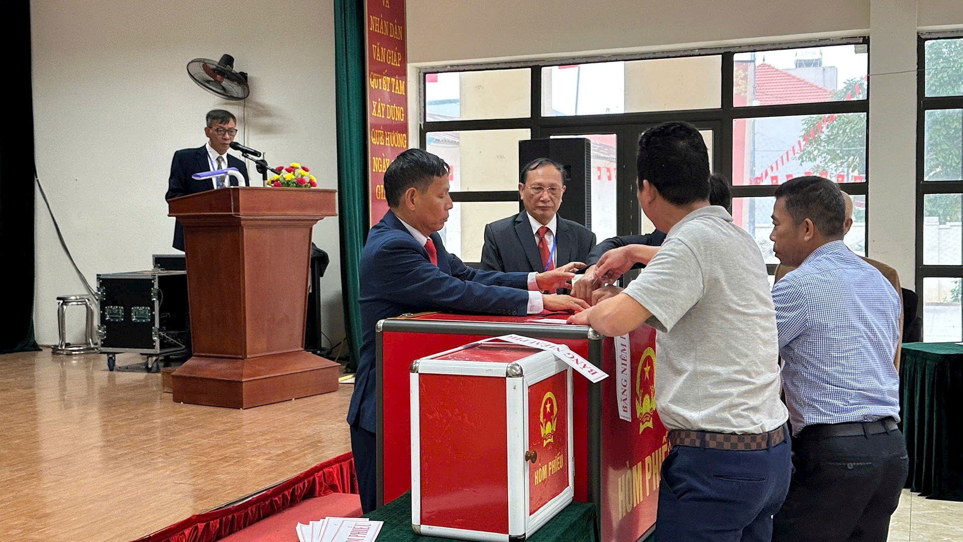 Cử tri xã Thường Tín nô nức đi bầu cử- Ảnh 3.