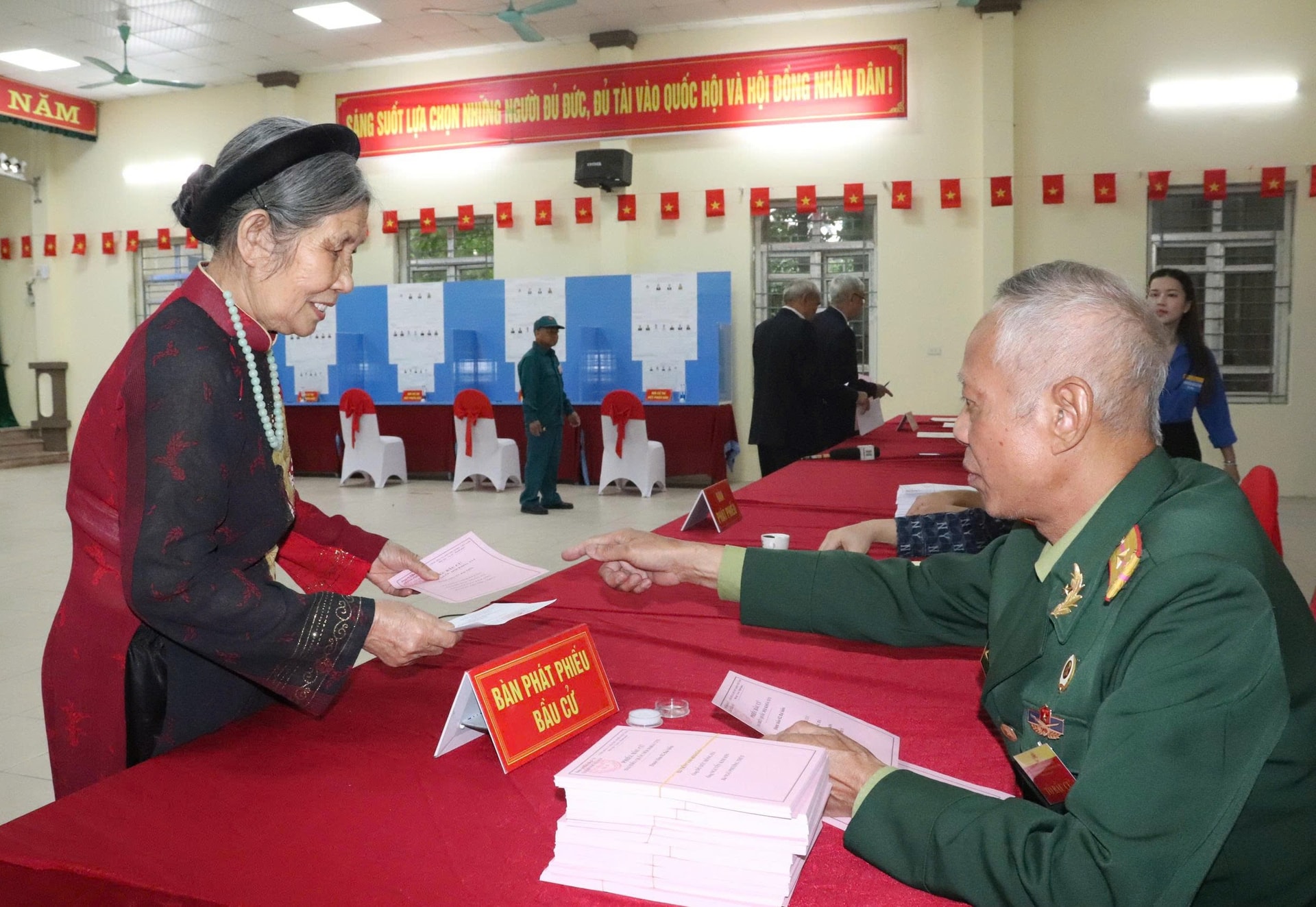 Cử tri xã Quang Minh gửi gắm niềm tin qua từng lá phiếu- Ảnh 3.