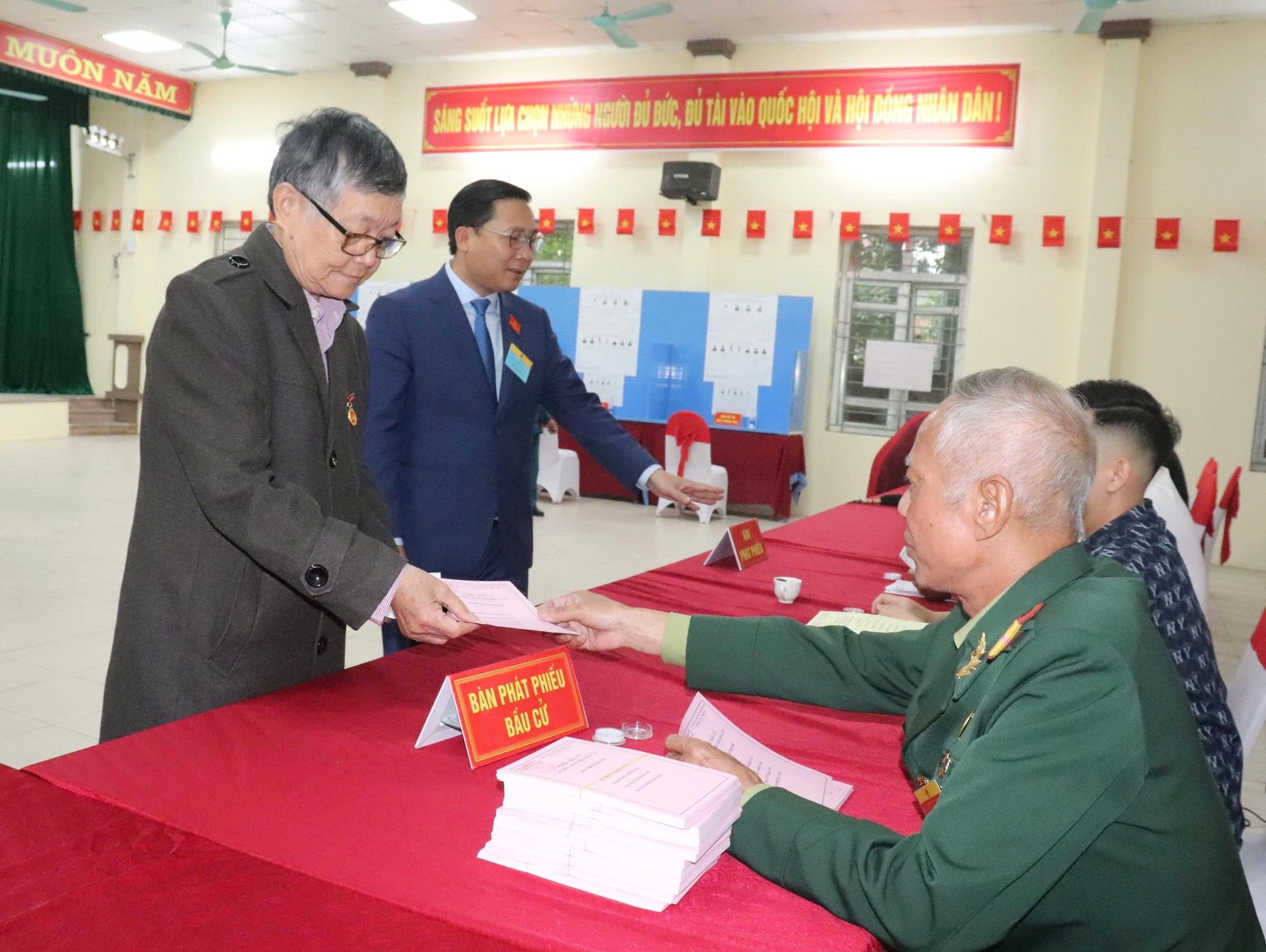 Cử tri xã Quang Minh gửi gắm niềm tin qua từng lá phiếu- Ảnh 4.