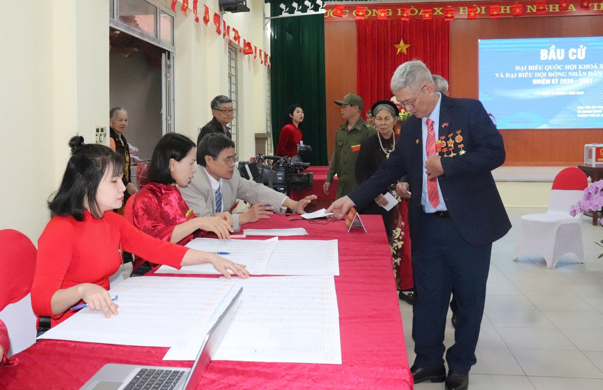 Cử tri xã Quang Minh gửi gắm niềm tin qua từng lá phiếu- Ảnh 7.