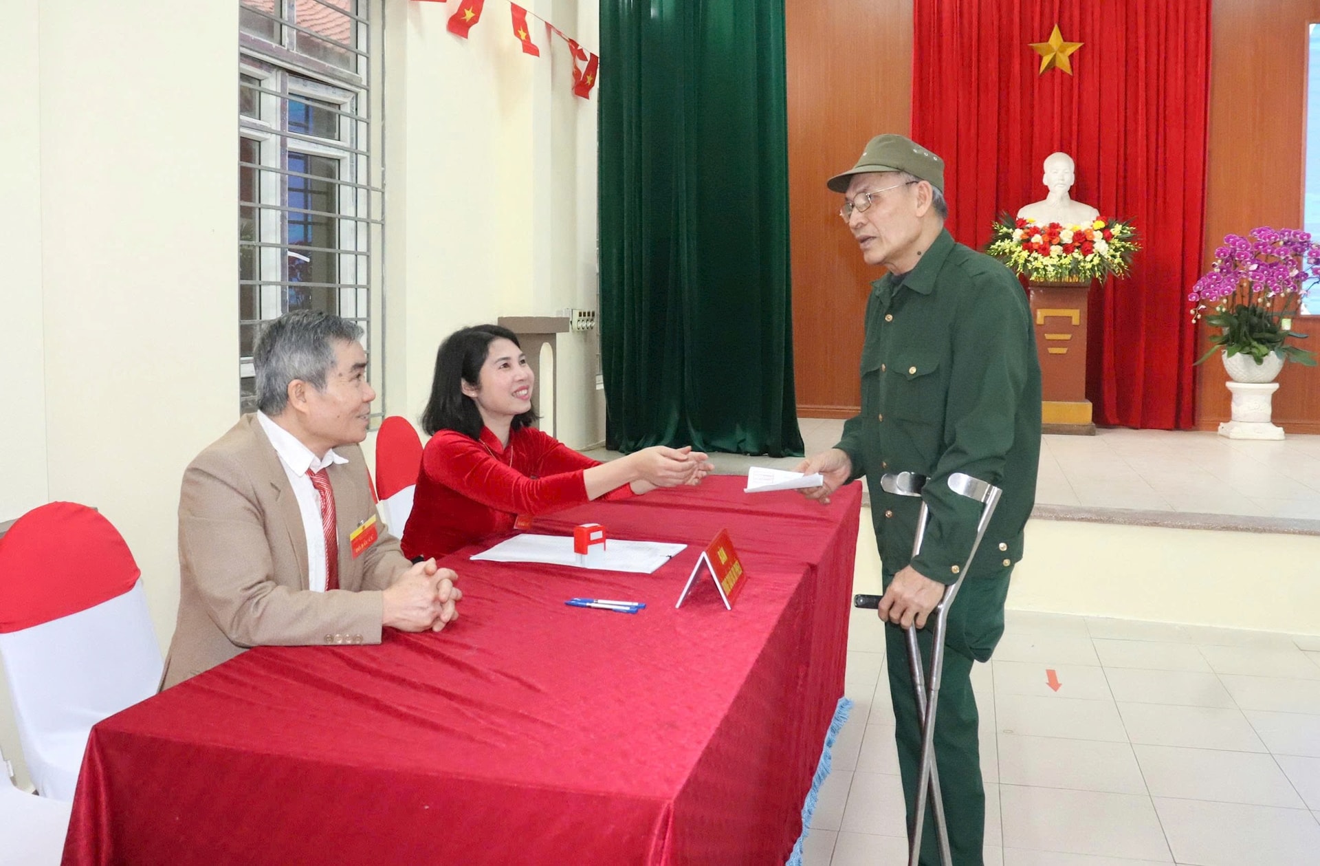 Cử tri xã Quang Minh gửi gắm niềm tin qua từng lá phiếu- Ảnh 6.