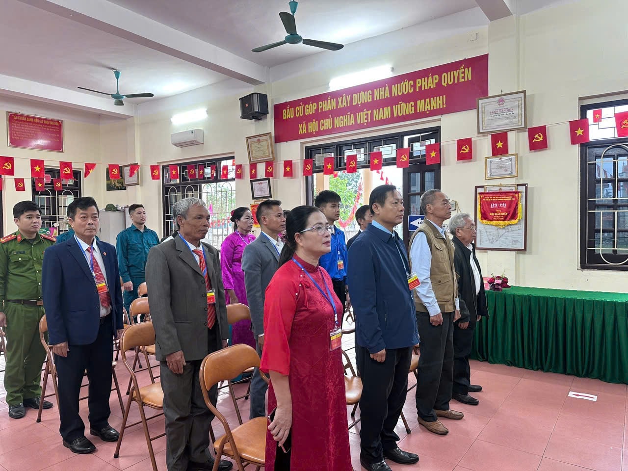 Không khí phấn khởi của cử tri xã Chương Dương trong Ngày hội toàn dân- Ảnh 2.