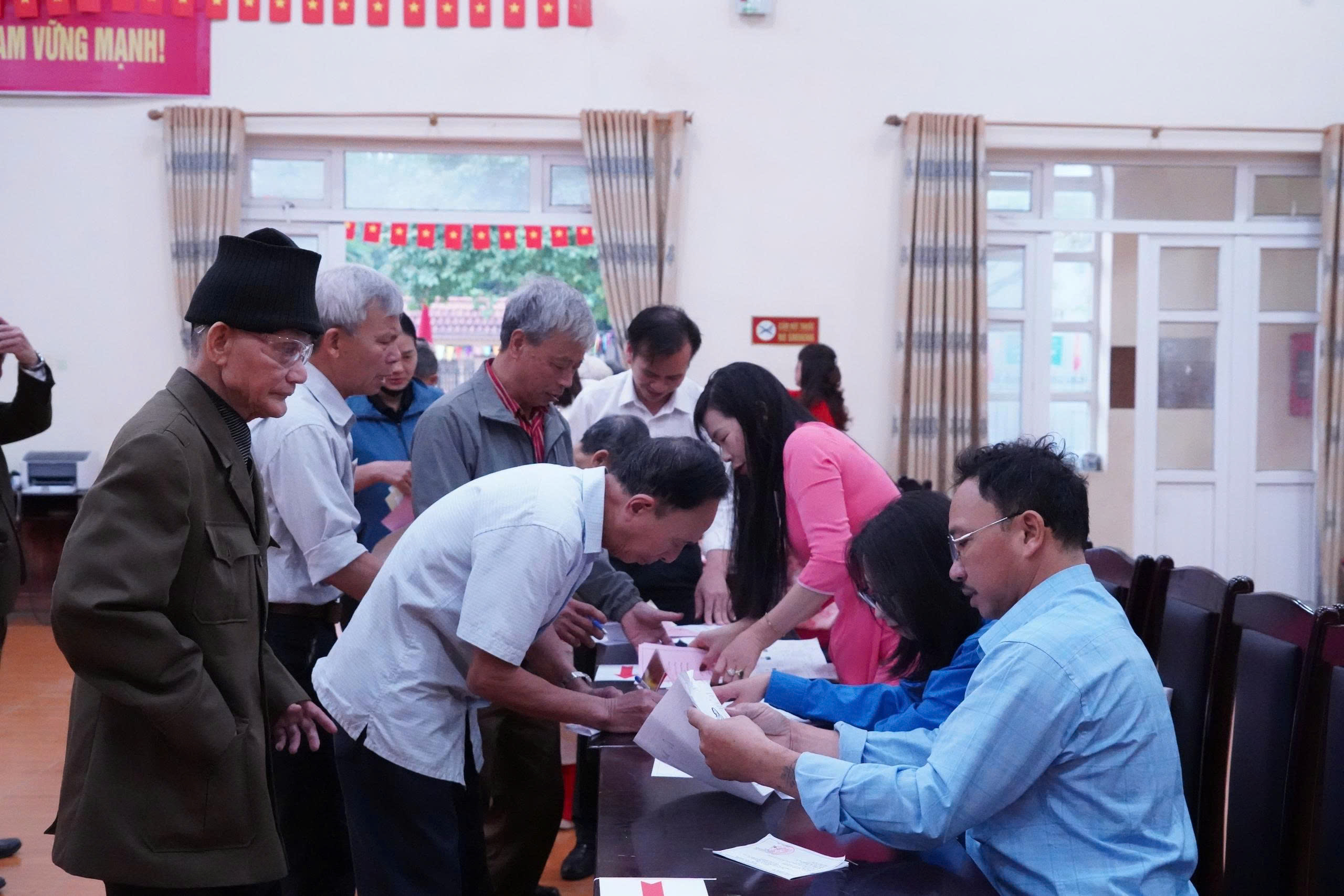 Cử tri phường Chương Mỹ hân hoan đi bầu cử đại biểu Quốc hội khóa XVI và đại biểu HĐND các cấp, nhiệm kỳ 2026 - 2031- Ảnh 8.