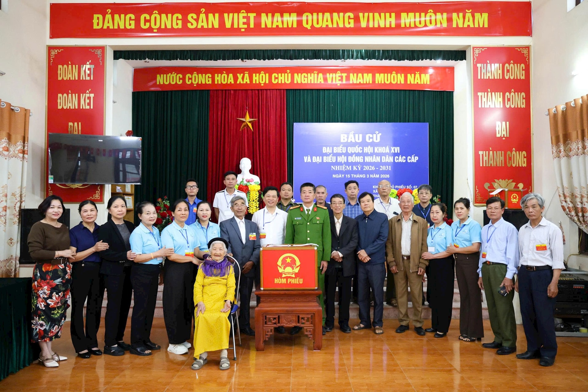 Không khí phấn khởi của cử tri xã Chương Dương trong Ngày hội toàn dân- Ảnh 1.