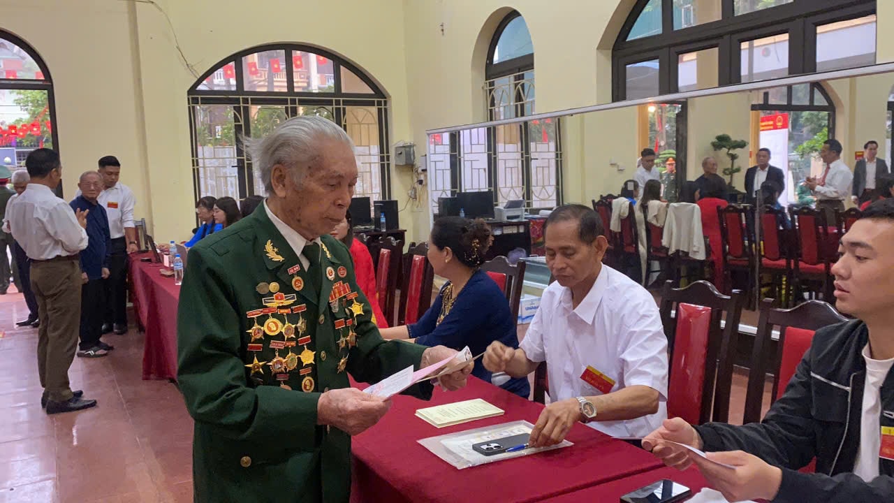 Cử tri Mê Linh hân hoan đi bầu cử, kỳ vọng vào các đại biểu có đức, có tài- Ảnh 14.