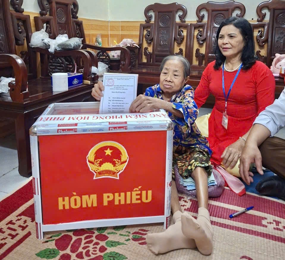 Xã Thường Tín: Cán bộ mang hòm phiếu đến tận nhà cử tri- Ảnh 4.