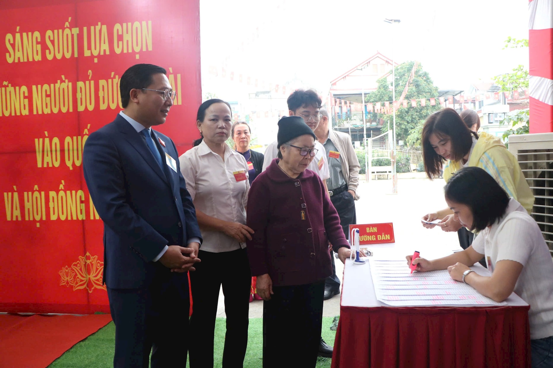 Lãnh đạo xã Quang Minh kiểm tra công tác bầu cử tại địa phương- Ảnh 5.