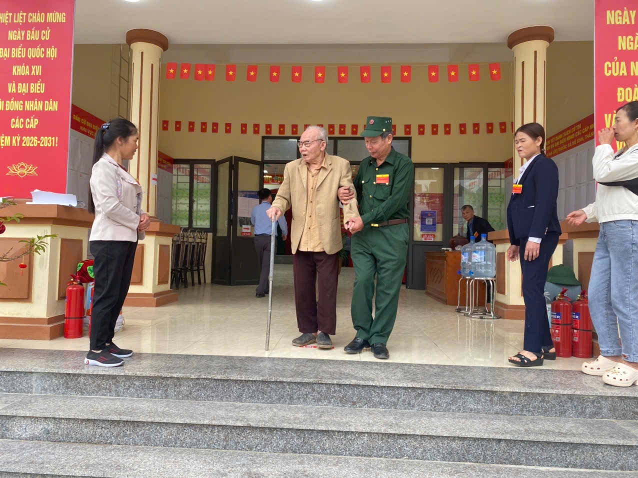 Cử tri Mê Linh hân hoan đi bầu cử, kỳ vọng vào các đại biểu có đức, có tài- Ảnh 16.