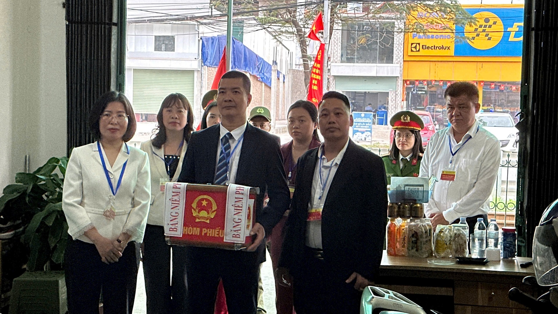 Xã Thường Tín: Cán bộ mang hòm phiếu đến tận nhà cử tri- Ảnh 1.