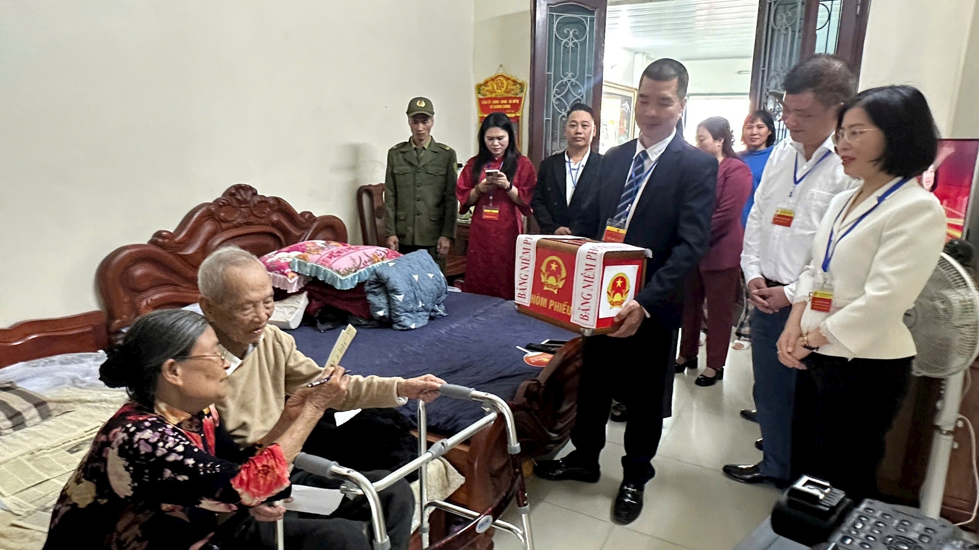 Xã Thường Tín: Cán bộ mang hòm phiếu đến tận nhà cử tri- Ảnh 2.