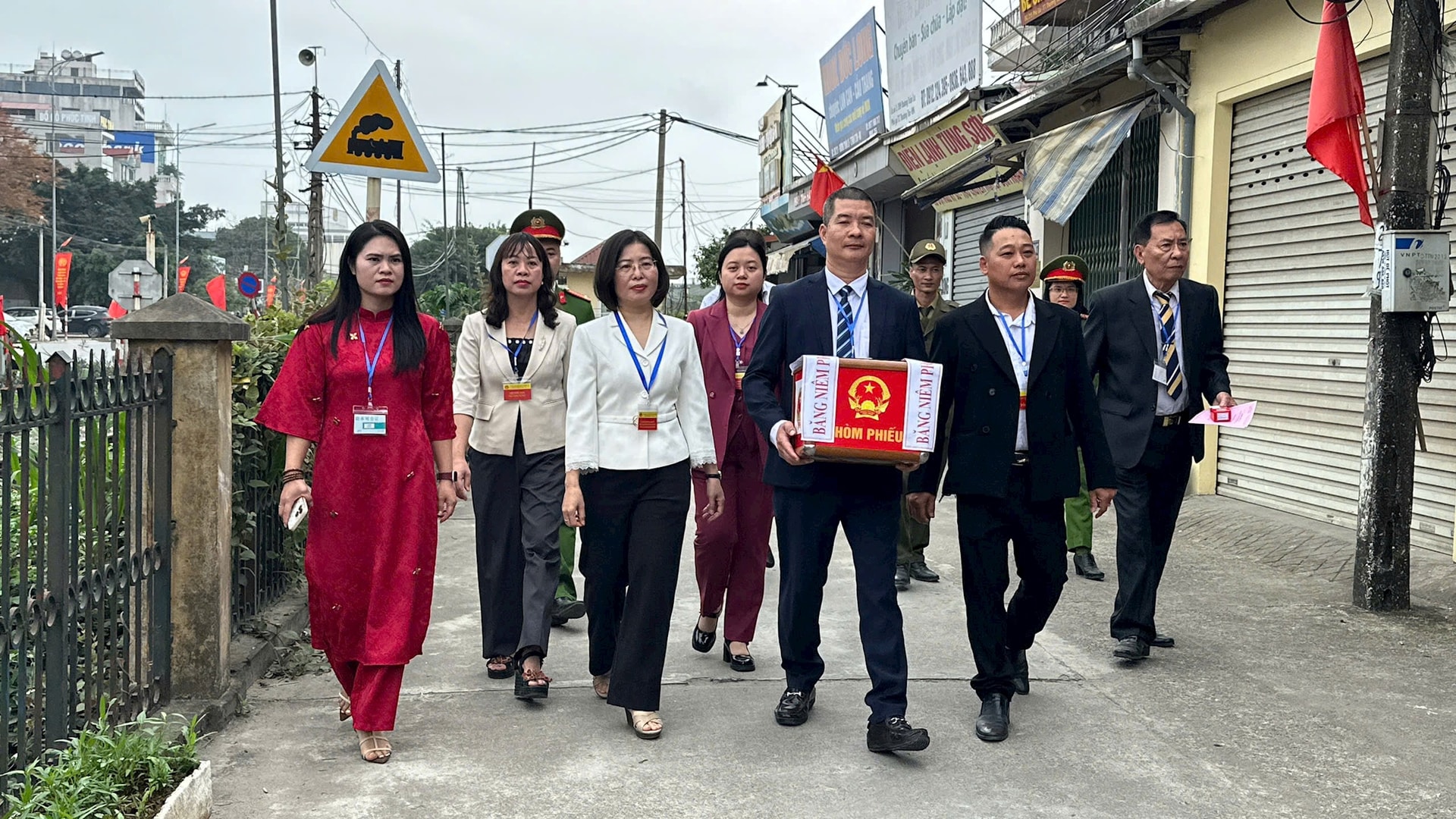 Xã Thường Tín: Cán bộ mang hòm phiếu đến tận nhà cử tri- Ảnh 5.