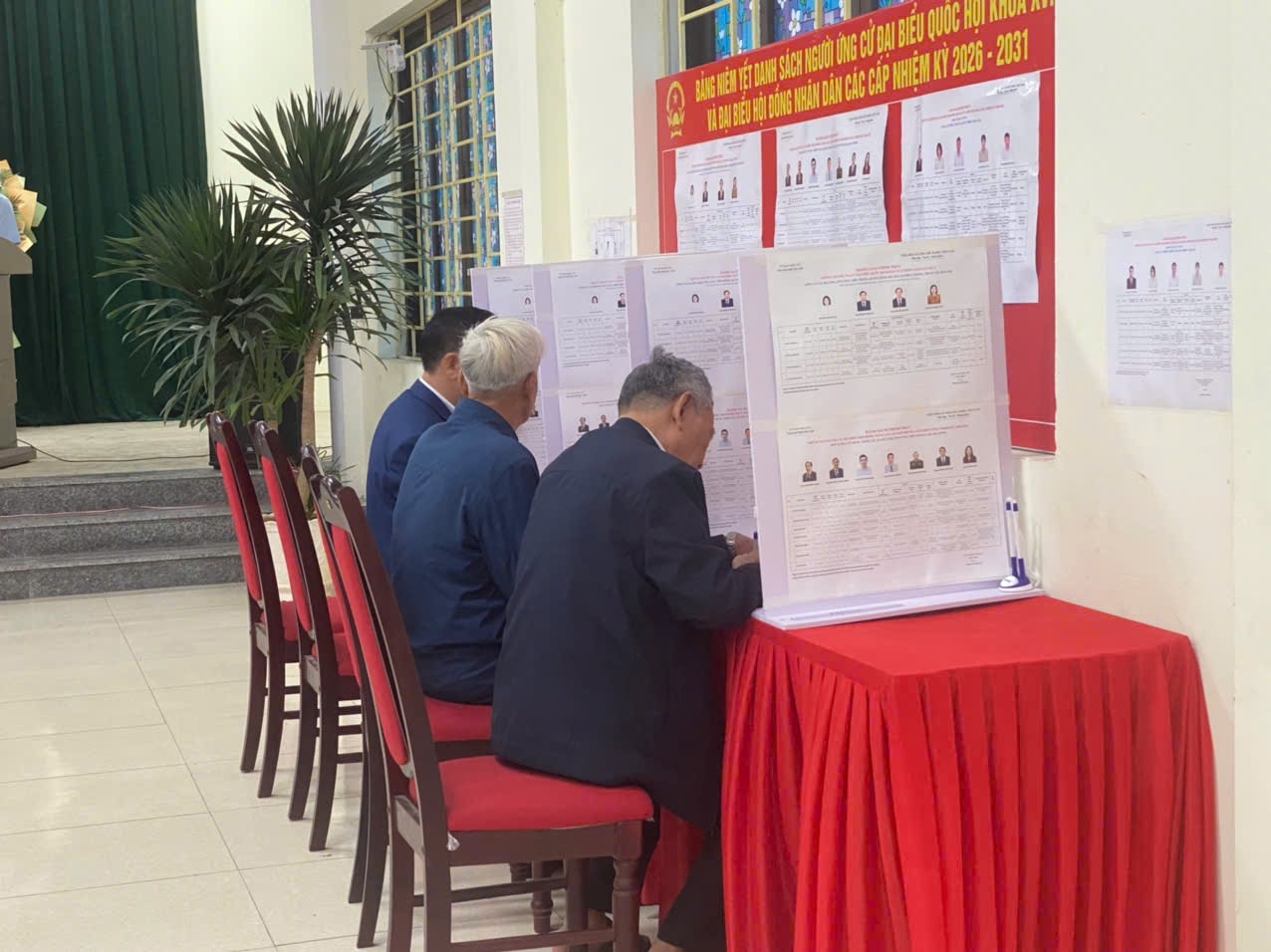 Toàn cảnh không khí bầu cử tại 126 xã, phường của Hà Nội- Ảnh 17.