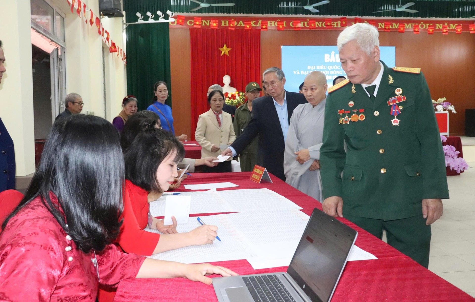 Với những người lính từng trải qua chiến tranh, tham gia bầu cử luôn mang ý nghĩa đặc biệt- Ảnh 3.