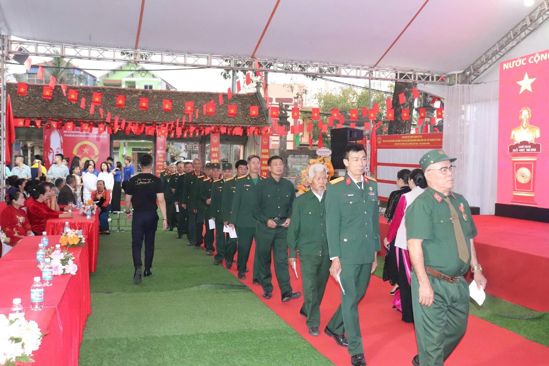 Với những người lính từng trải qua chiến tranh, tham gia bầu cử luôn mang ý nghĩa đặc biệt- Ảnh 1.