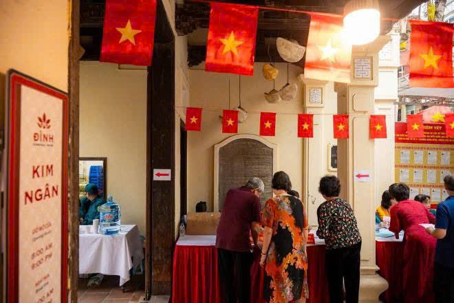 Người dân Hà Nội đi bầu cử tại các di tích lịch sử văn hóa- Ảnh 9.