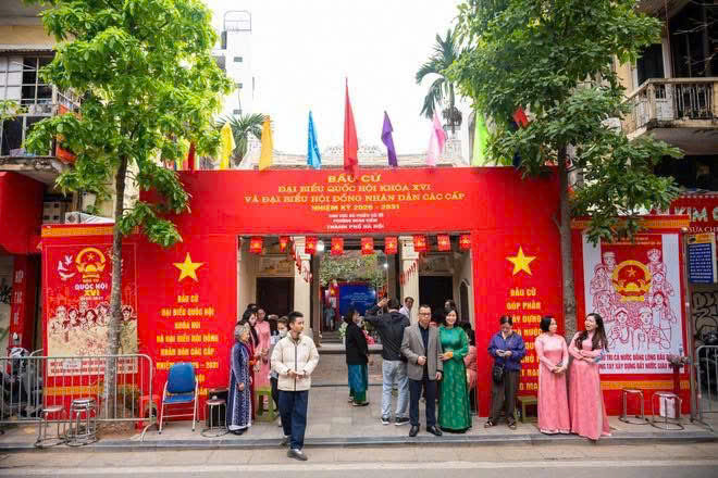 Người dân Hà Nội đi bầu cử tại các di tích lịch sử văn hóa- Ảnh 8.