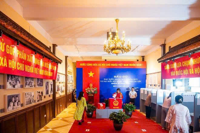 Người dân Hà Nội đi bầu cử tại các di tích lịch sử văn hóa- Ảnh 6.