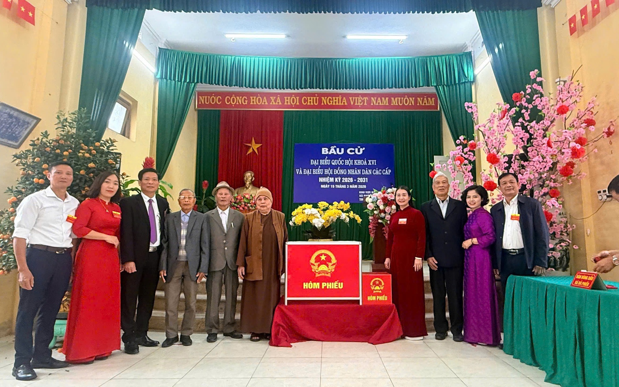 Đồng chí Chủ tịch Ủy ban Mặt trận tổ quốc xã Phú Xuyên dự lễ khai mạc bầu cử tại thôn Phú Mỹ