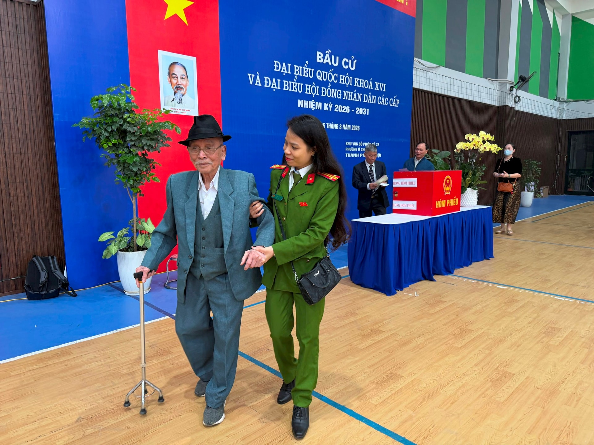 Người cao tuổi phường Ô Chợ Dừa gửi gắm niềm tin qua từng lá phiếu- Ảnh 2.