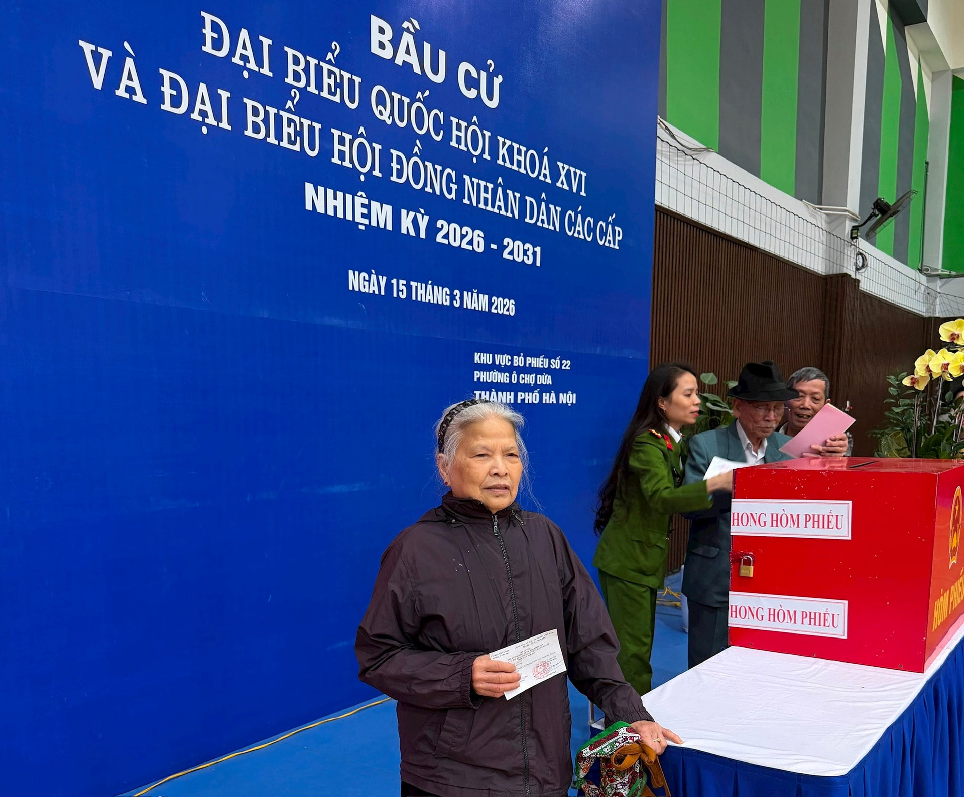 Người cao tuổi phường Ô Chợ Dừa gửi gắm niềm tin qua từng lá phiếu- Ảnh 3.