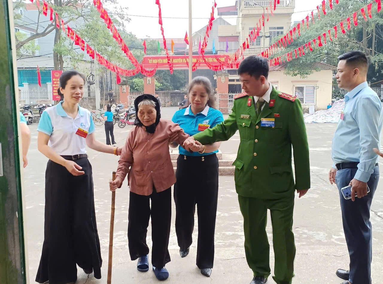 Gần 42 nghìn cử tri tại xã Quang Minh đã tham gia bỏ phiếu, đạt 98,94%- Ảnh 5.