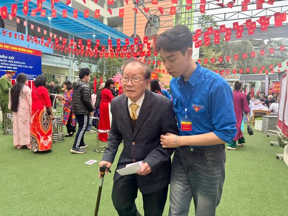 Tuổi trẻ Giảng Võ đồng hành cùng cử tri trong ngày bầu cử- Ảnh 3.