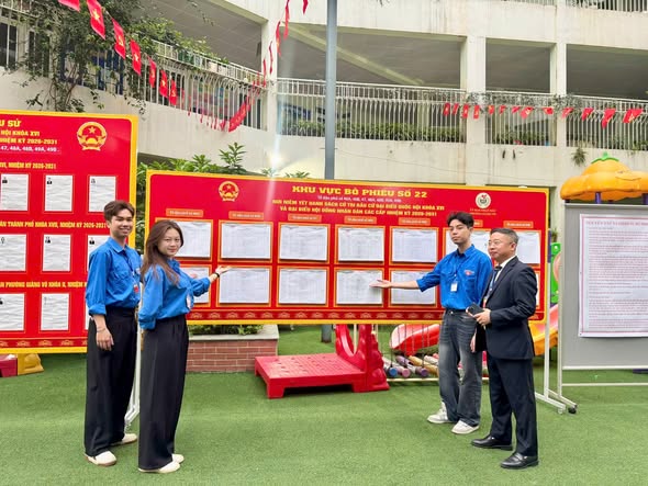 Tuổi trẻ Giảng Võ đồng hành cùng cử tri trong ngày bầu cử- Ảnh 2.