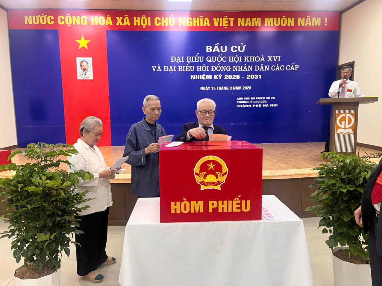 Người cao tuổi phường Ô Chợ Dừa gửi gắm niềm tin qua từng lá phiếu- Ảnh 1.