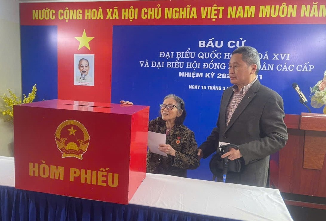 Người cao tuổi phường Ô Chợ Dừa gửi gắm niềm tin qua từng lá phiếu- Ảnh 5.