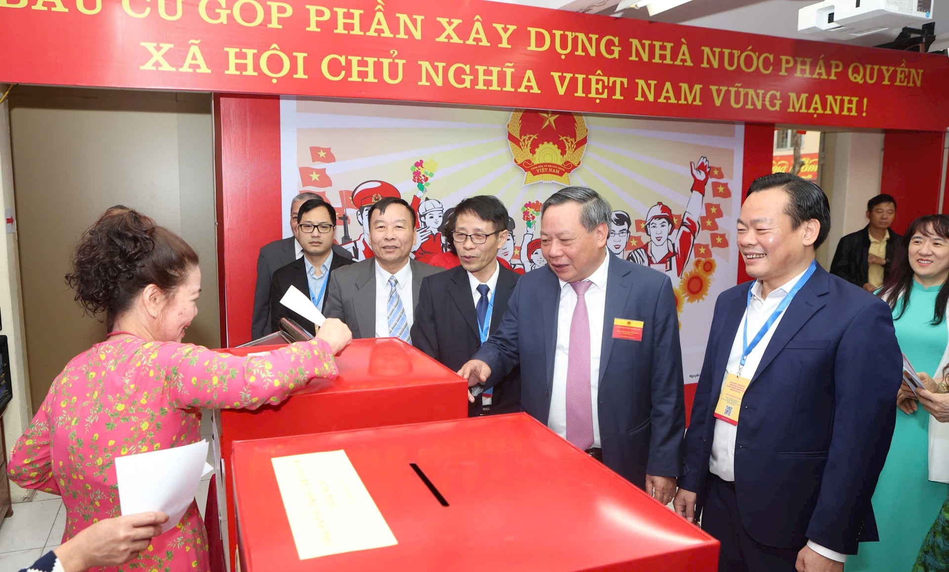 Phó Bí thư Thành ủy Nguyễn Văn Phong kiểm tra công tác bầu cử tại phường Hồng Hà- Ảnh 2.